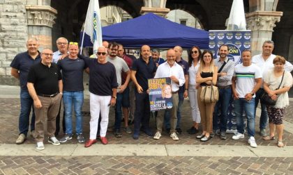 Fratelli D'Italia Como, raccolta firme in piazza Duomo