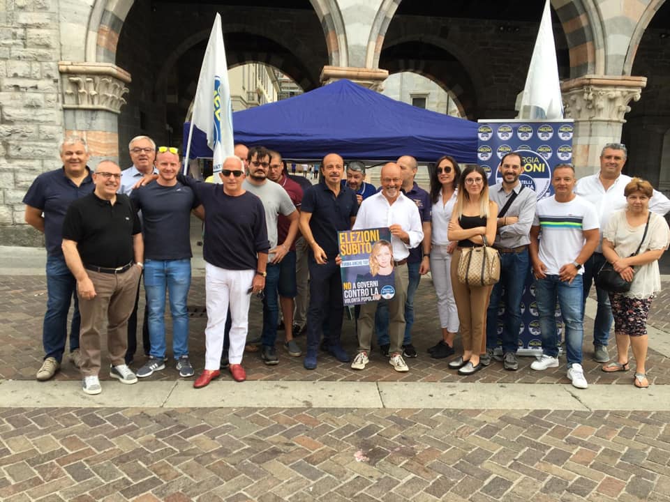 Fratelli D’Italia Como, raccolta firme in piazza Duomo