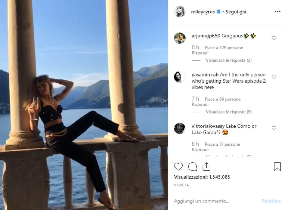 Miley Cyrus fa tappa sul Lago di Como e si scatena a Torno FOTO