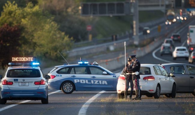 Colpito da infarto e imbottigliato in coda: salvato dalla Polstrada