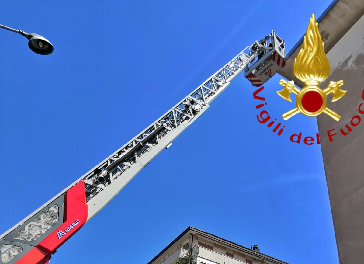 Cornicioni pericolanti a Como: intervengono i Vigili del fuoco FOTO