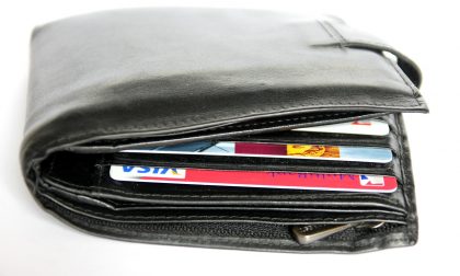 Perde il portafoglio in vacanza a Cesenatico: lo ritrovano i Vigili