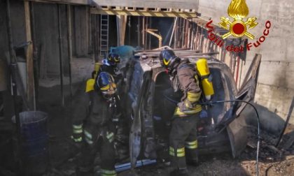 Autocarro divorato dalle fiamme: incendio domato dai Vigili del Fuoco