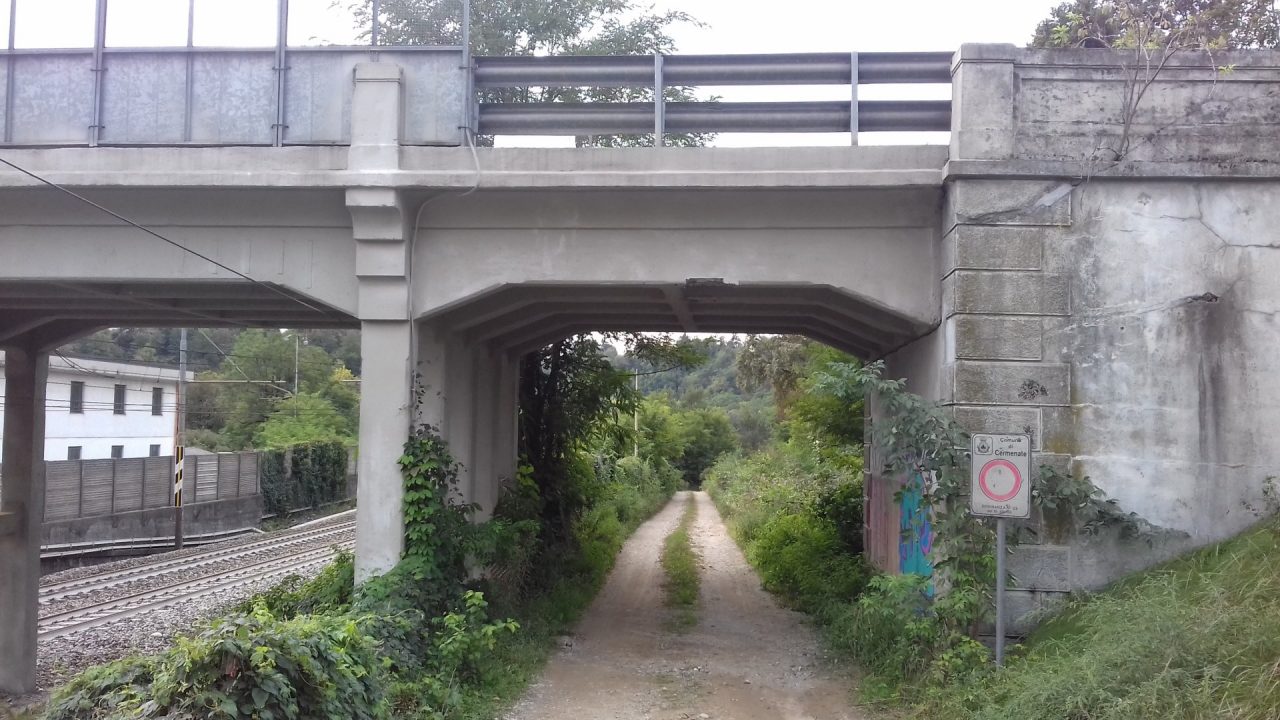 Camion contro il ponte di Cantù Asnago, traffico alternato FOTO