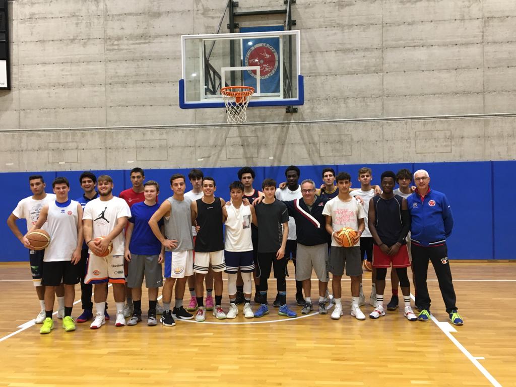 Coach Sacripanti in campo coi ragazzi del Gs Villa Guardia