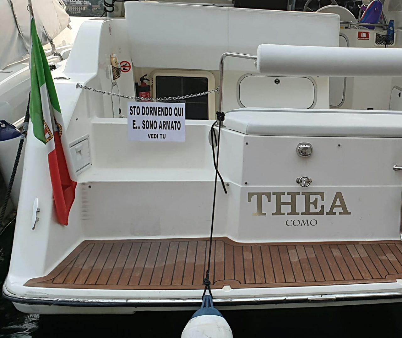 Irrompono su una barca in viale Geno: il proprietario li mette in fuga