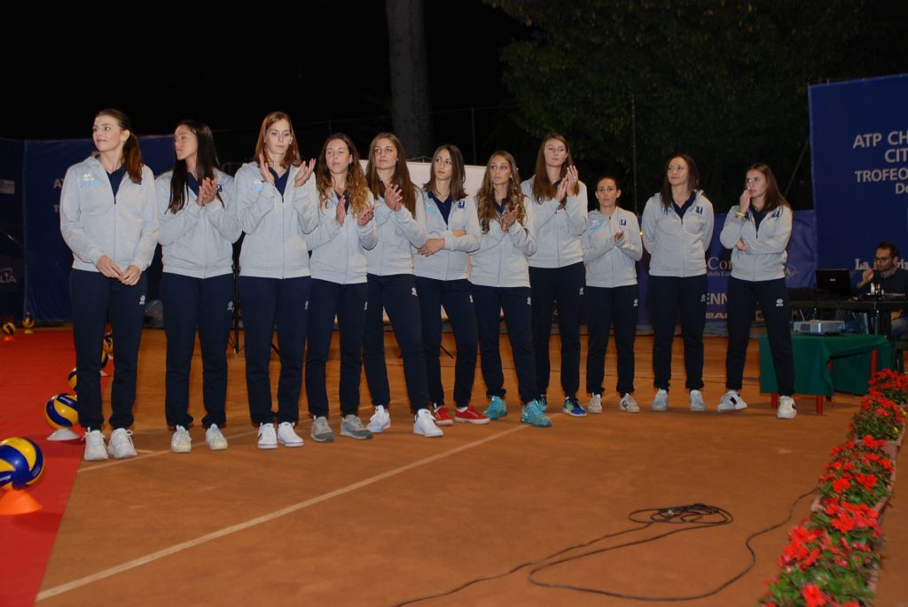 Albese Volley che passerella sulla terra rosse del Tennis Como 