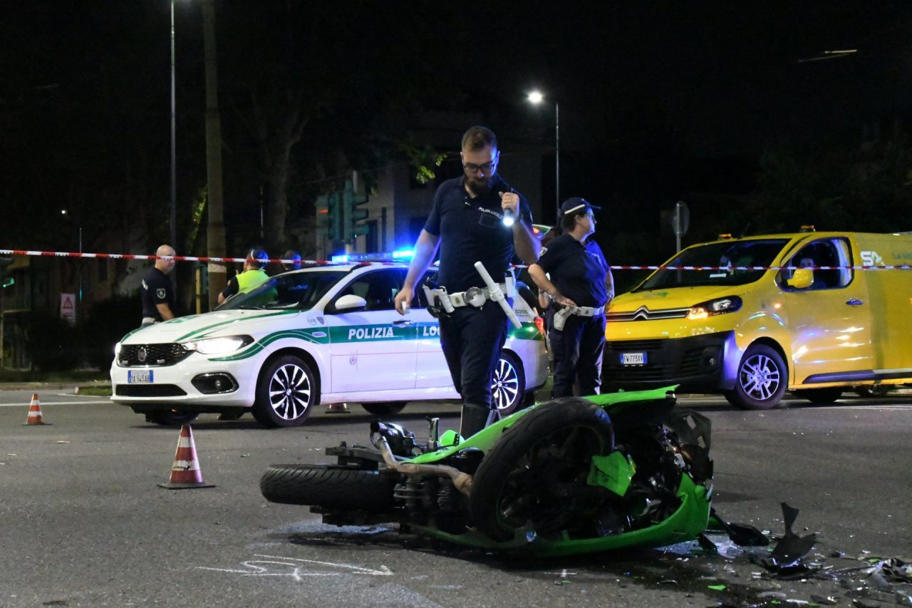 Investono un motociclista e lo lasciano in fin di vita sul parabrezza dell’auto FOTO