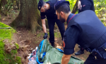 Donna strangolata e nascosta in una tenda nei boschi di Cadorago