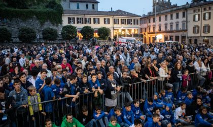 Pallacanestro Cantù: l'abbraccio di 800 tifosi in piazza