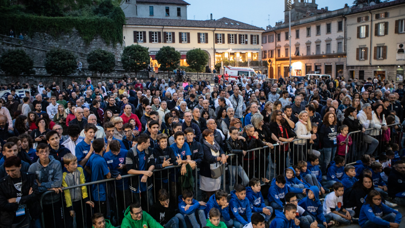 Pallacanestro Cantù: l’abbraccio di 800 tifosi in piazza