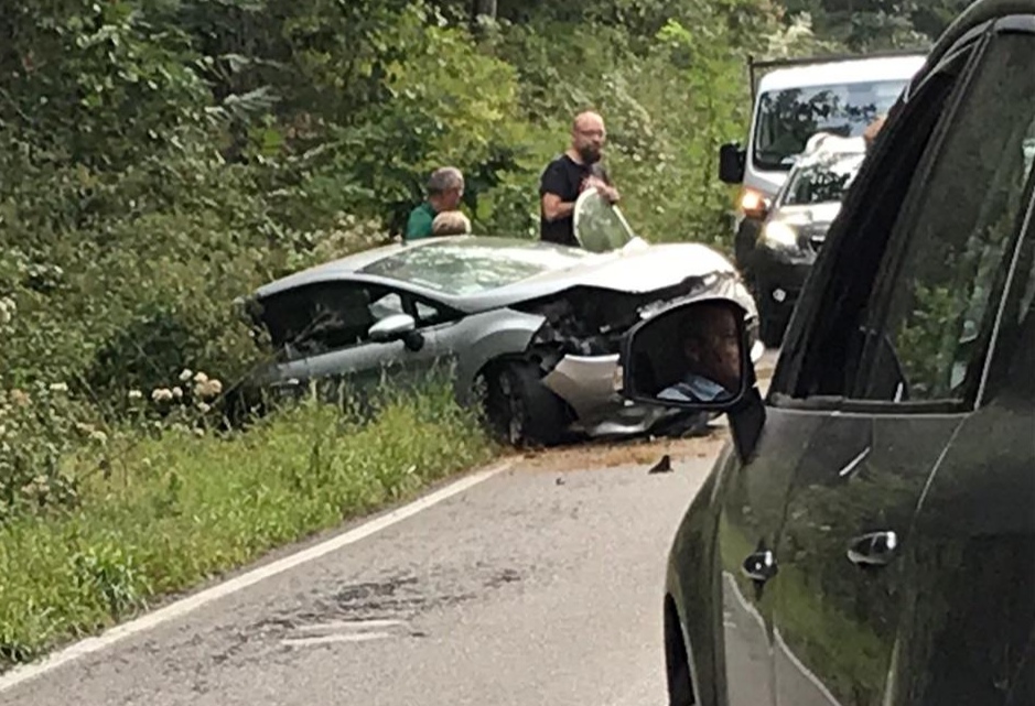 Incidente a Cantù un’auto finisce fuori strada