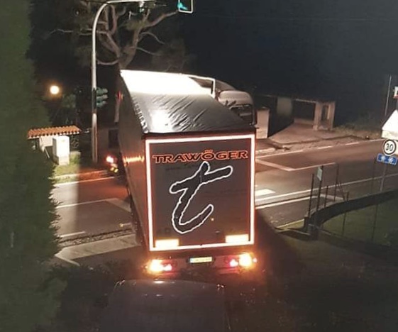 Tir bloccato ad Albiolo: disagi alla circolazione