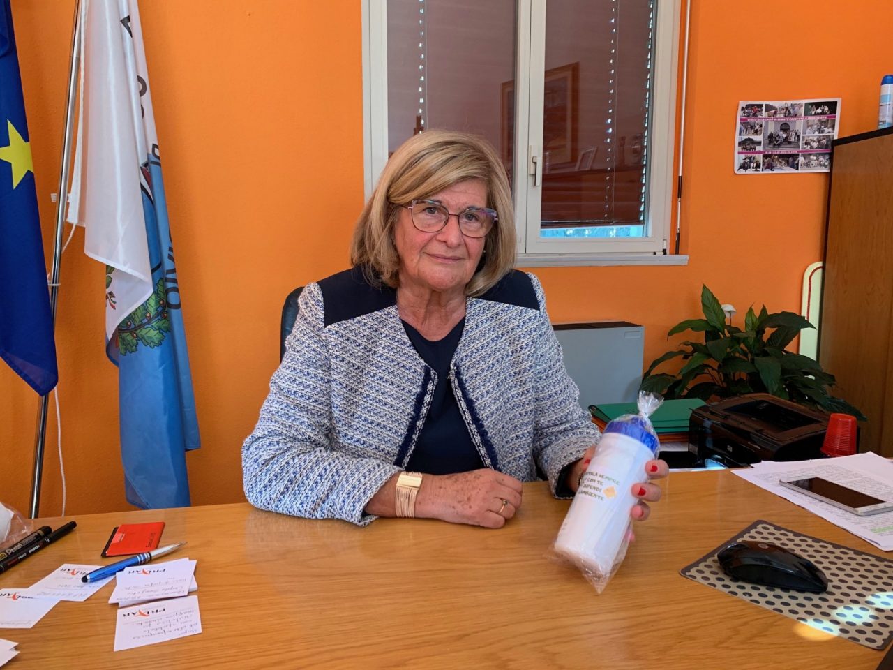 Scuola, il sindaco regala borracce agli alunni