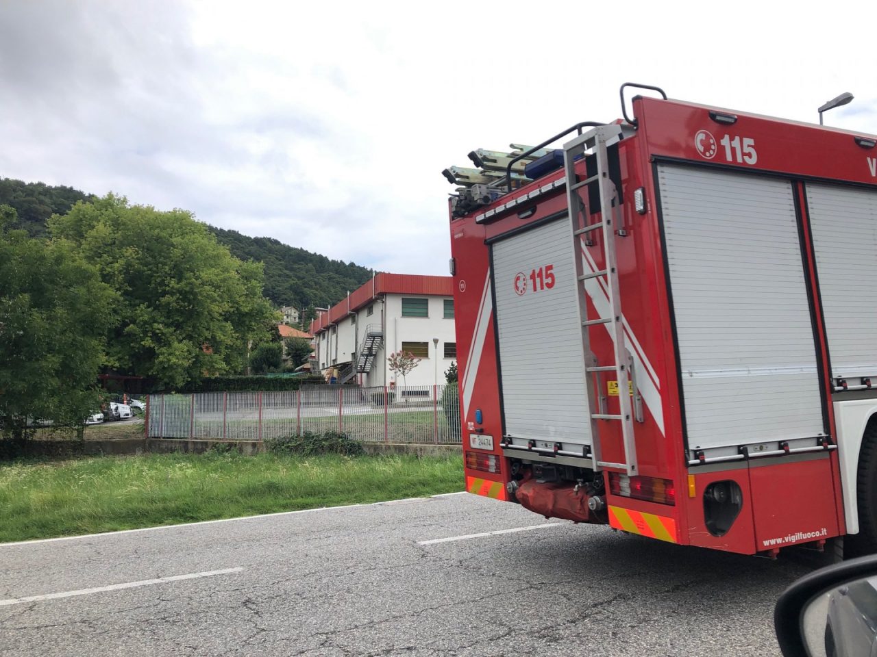 Gatto scappato sul tetto, bimbo chiede aiuto ai Vigili del fuoco