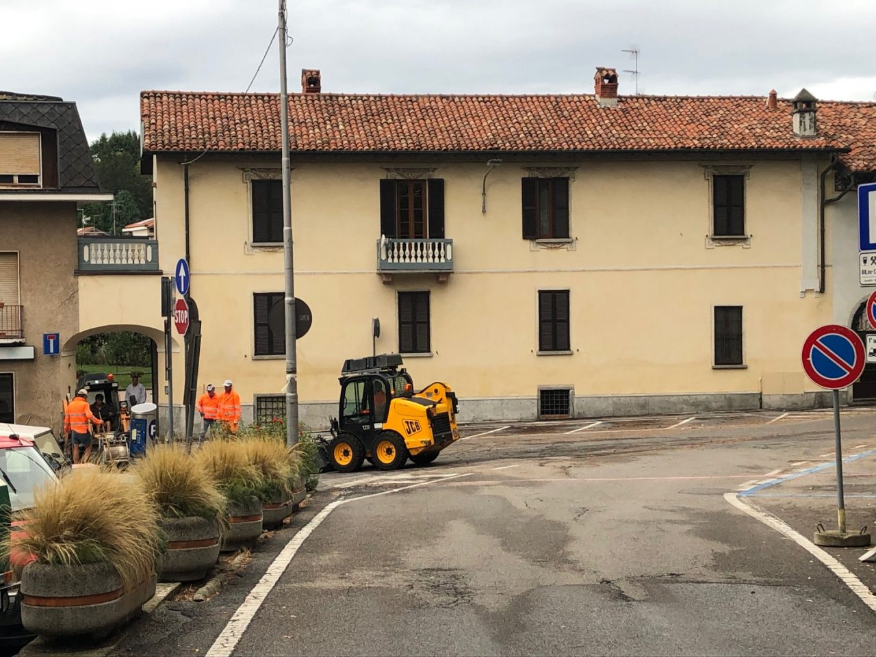 Operai al lavoro anche in piazza Volta, ecco come cambia la viabilità FOTO E VIDEO