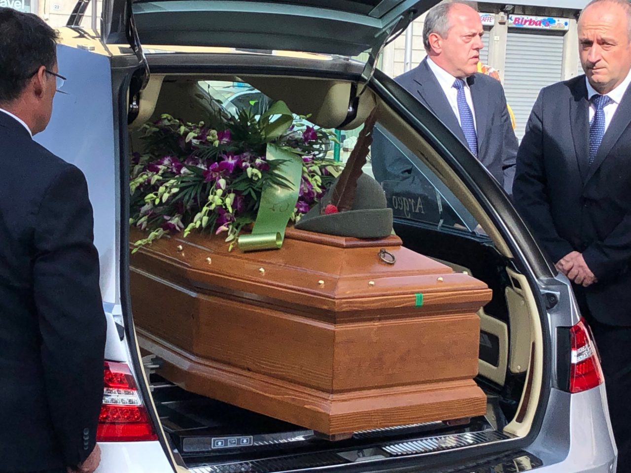Il silenzio e il coro alpino per l’addio al maestro Severino Dassiè FOTO e VIDEO
