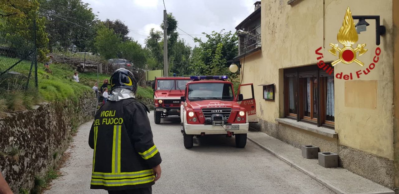 Fiamme alla baita Cao di Brunate – Le IMMAGINI dell’intervento