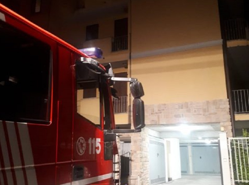Madre e figlio trovati morti in casa: erano deceduti da giorni. Le FOTO dell’intervento