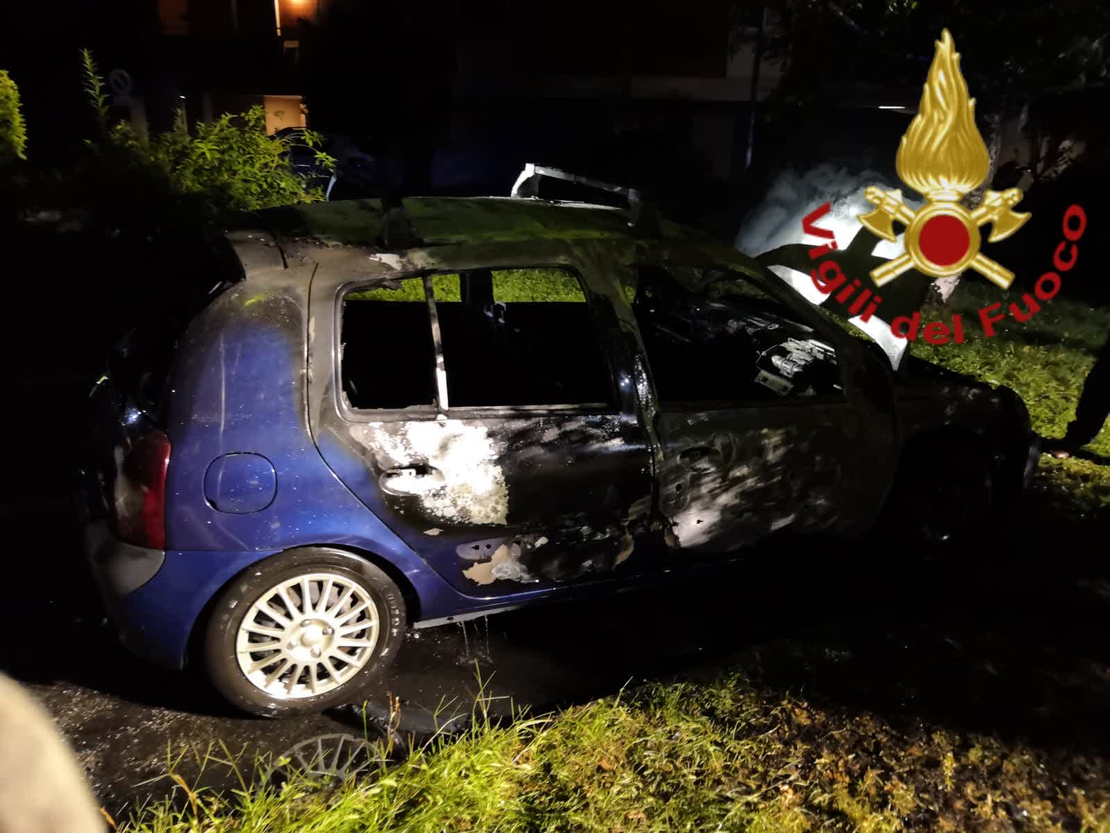 vigili del fuoco, auto in fiamme