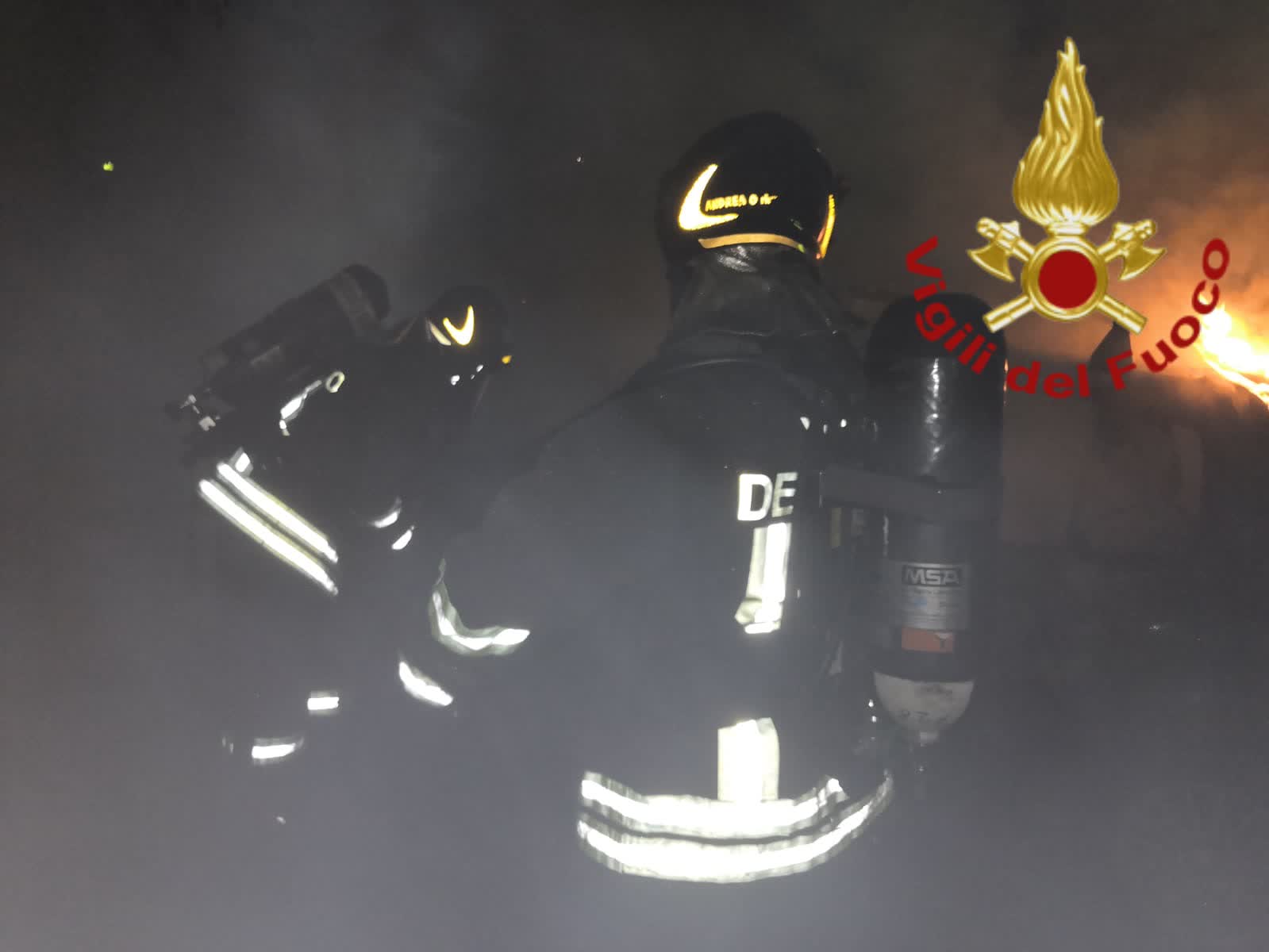 vigili del fuoco, auto in fiamme