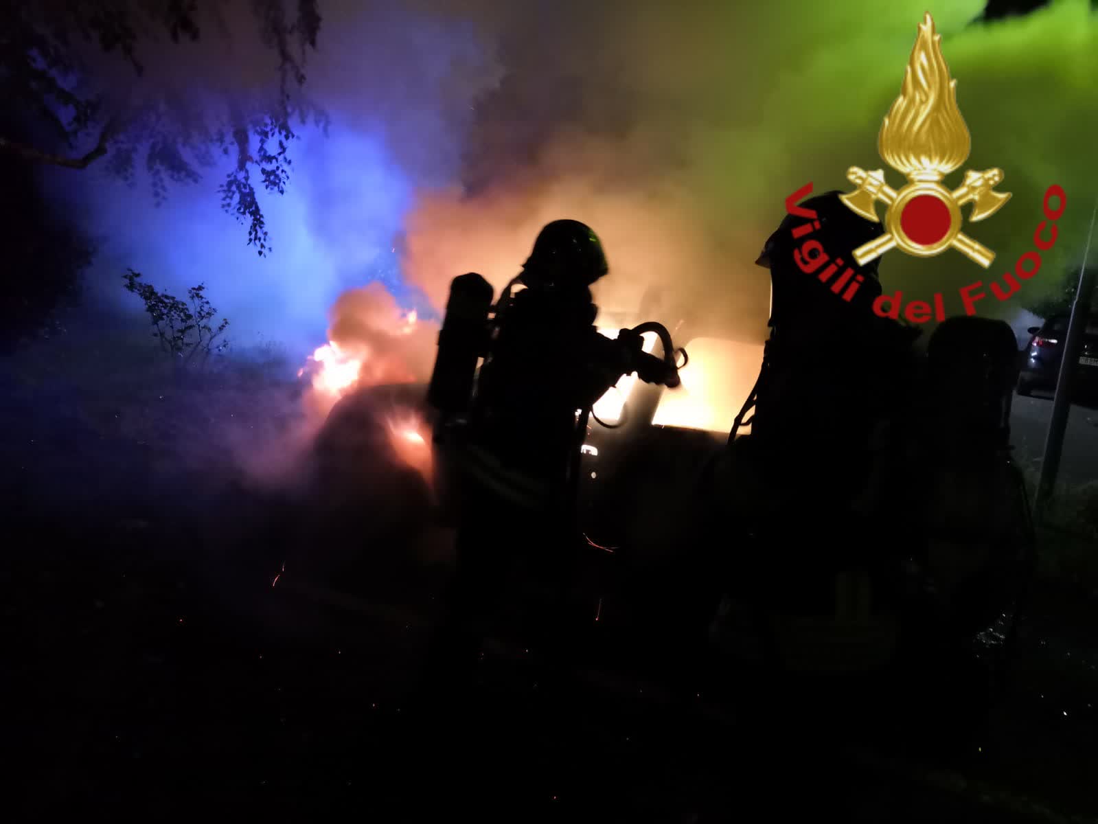 vigili del fuoco, auto in fiamme