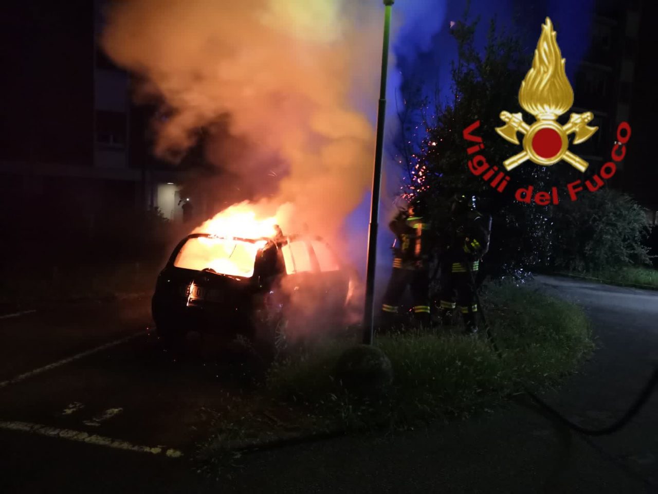 Auto in fiamme a Como SIRENE DI NOTTE