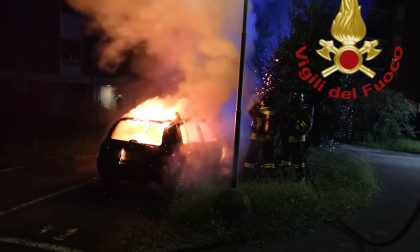 Auto in fiamme a Como SIRENE DI NOTTE