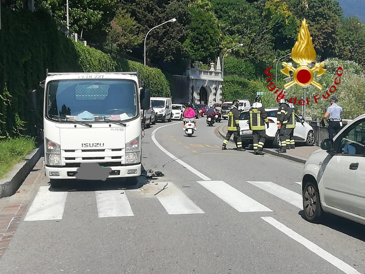 Incidente in via per Cernobbio: scontro tra un’auto e un furgone FOTO