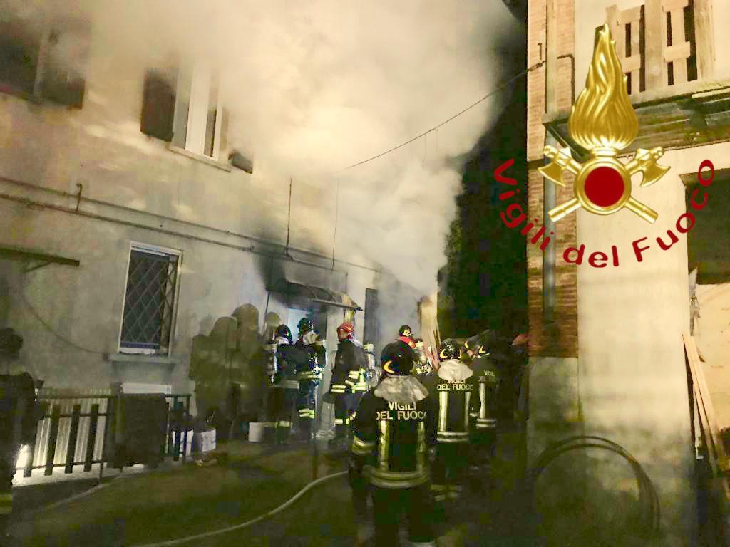 A fuoco una casa di Cantù: intossicata una persona SIRENE DI NOTTE