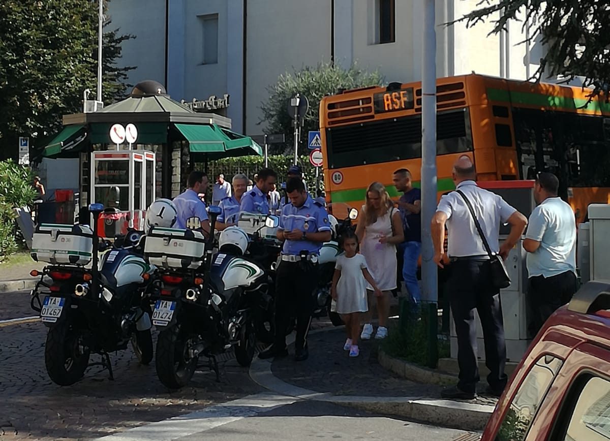 Bus investe pedone in via Milano Bassa a Como