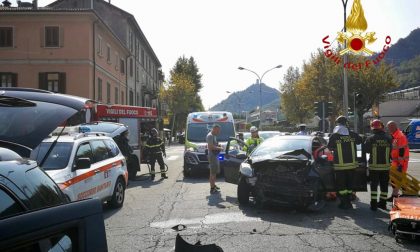 Incidente a Como in viale Innocenzo: una persona incastrata FOTO