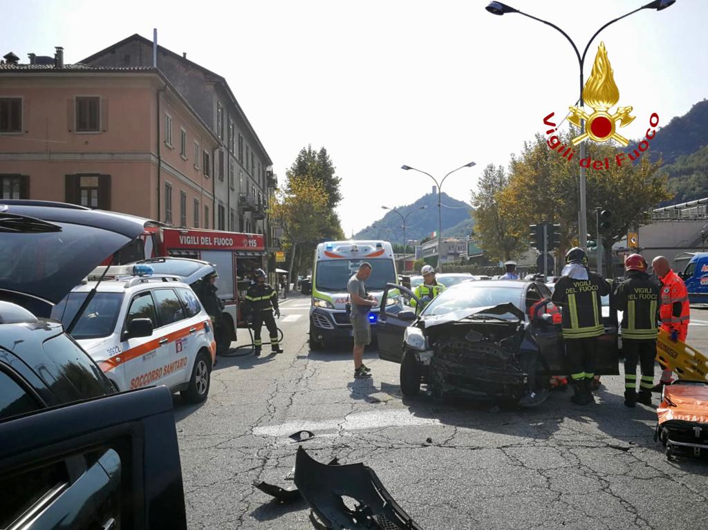 Incidente a Como in viale Innocenzo: una persona incastrata FOTO
