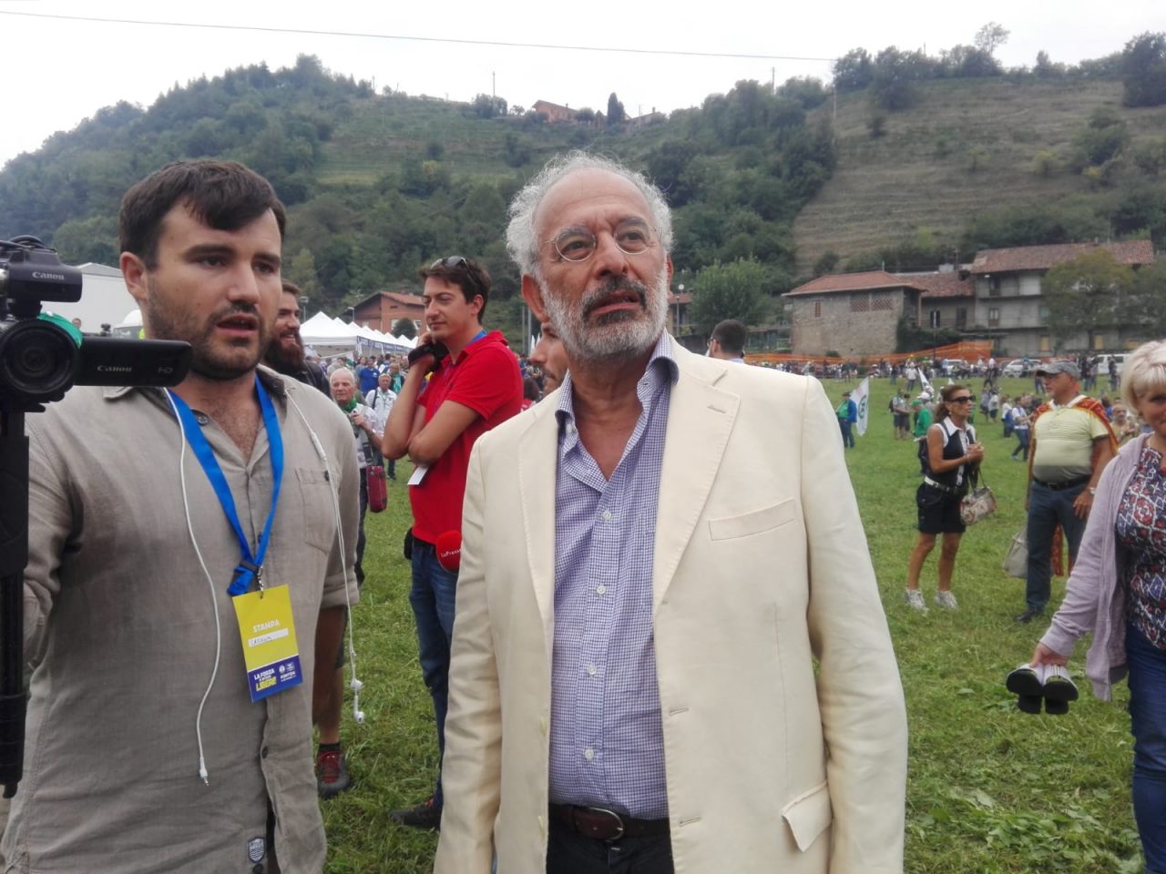 Raduno di Pontida tra slogan, immagini sacre  e contestazioni FOTO E VIDEO