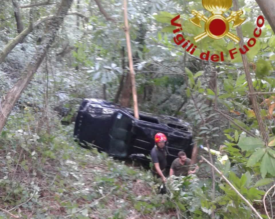 Auto fuori strada sul Monte Goj: feriti due uomini FOTO