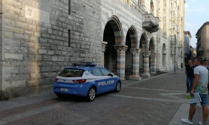 Soccorsa una donna in piazza Duomo a Como