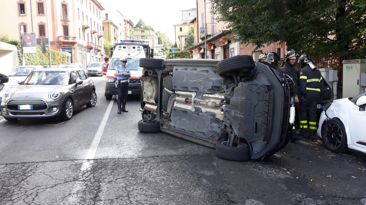 Incidente a Ponte Chiasso: auto ribaltata in via Bellinzona