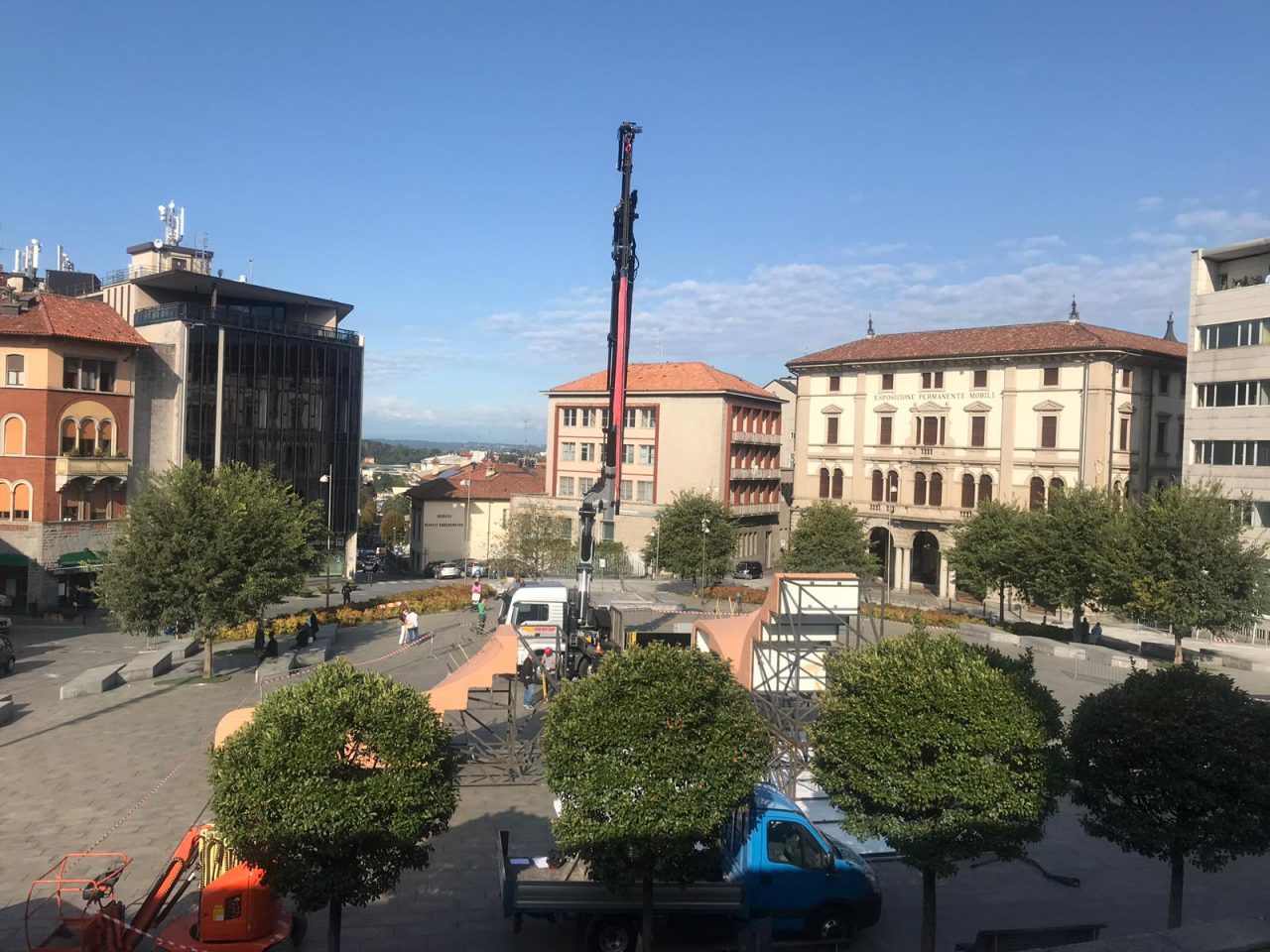 Festival del legno operai al lavoro per l’installazione di Gaetano Pesce VIDEO