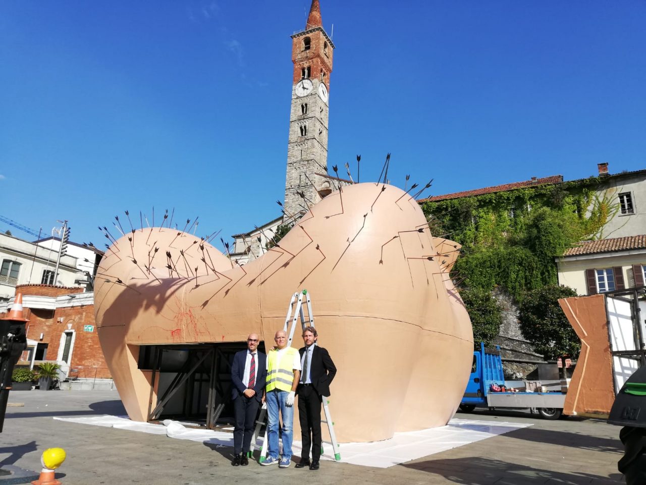 Festival del legno l’assessore Molteni in visita all’installazione di Gaetano Pesce