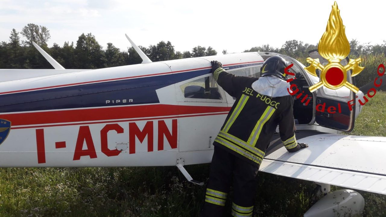 Aeromobile compie un atterraggio di emergenza a Casnate FOTO