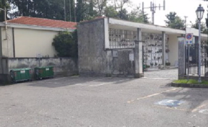 Operaio comunale derubato mentre lavorava al cimitero