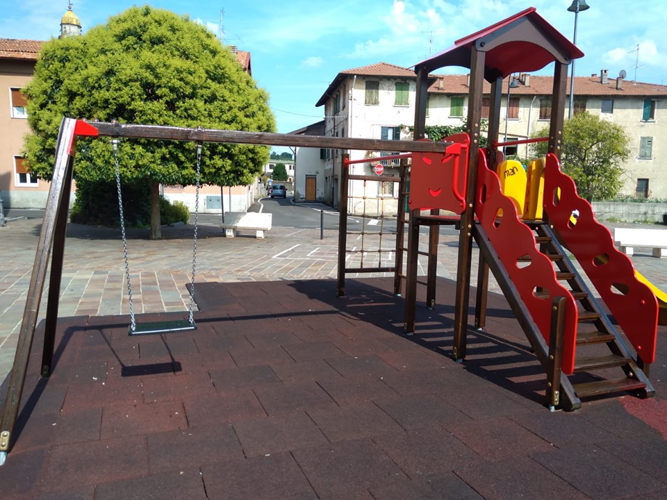 I giochi dei bimbi rimessi a nuovo grazie a un volontario