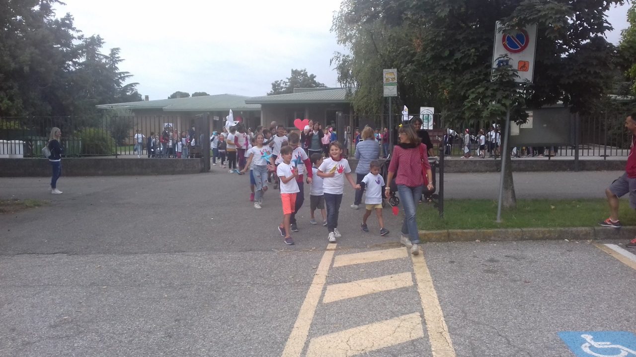 Scuola Casartelli a Cantù in marcia per la pace VIDEO