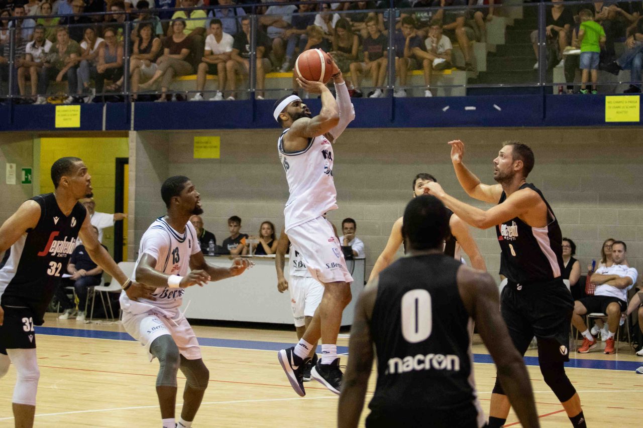 Pallacanestro Cantù impegnata a Parma in un quadrangolare