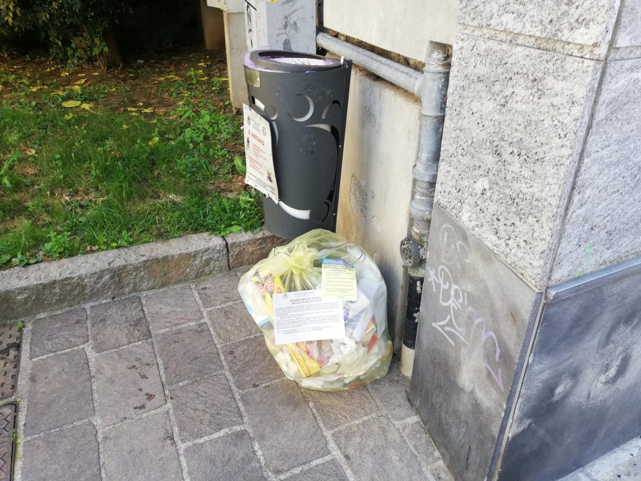 Raccolta rifiuti a Cantù: la carta nei sacchetti non viene più ritirata