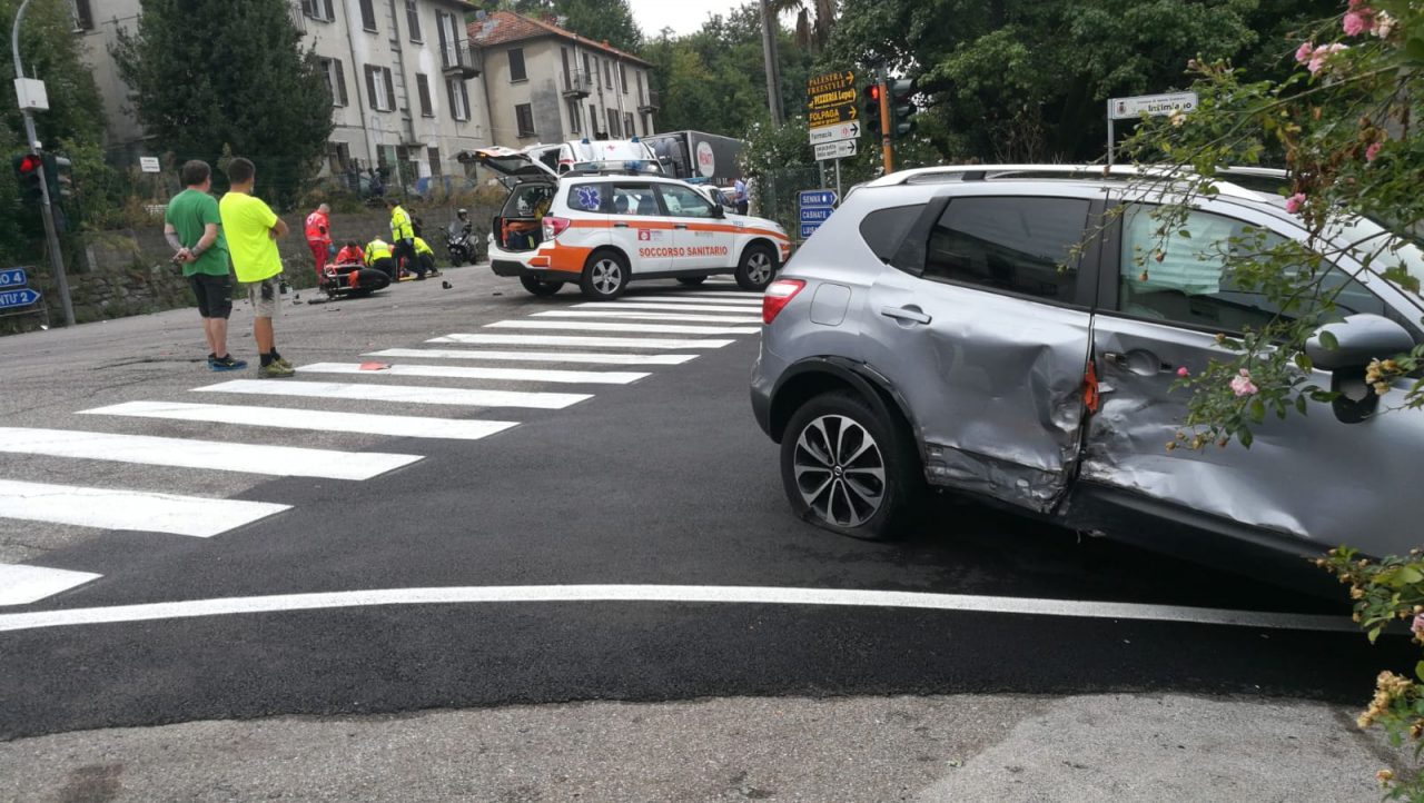 Incidente Senna tra auto e moto: soccorsi in codice rosso FOTO