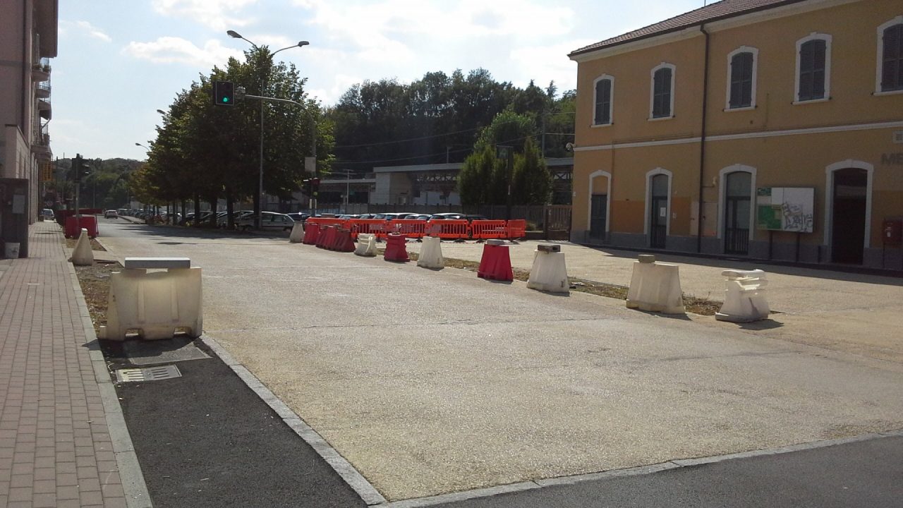 Lavori da rifare in via Emiliani a Merone. Il sindaco: “Difetti strutturali ed estetici”