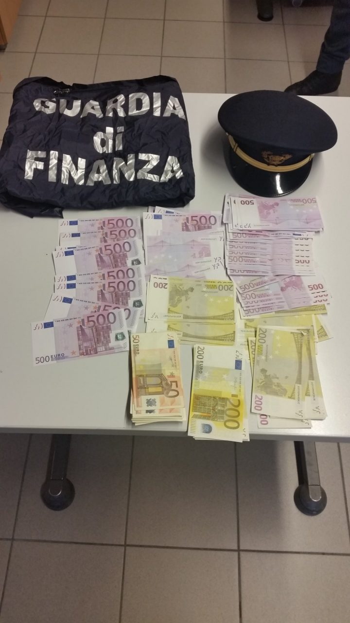 Guardia di Finanza Como fermati due cittadini al valico