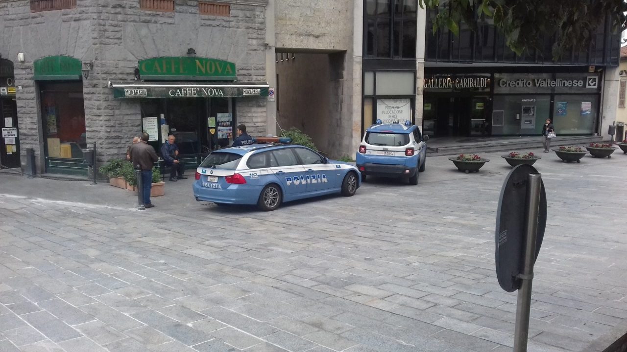 Polizia Cantù controlli in un bar della piazza