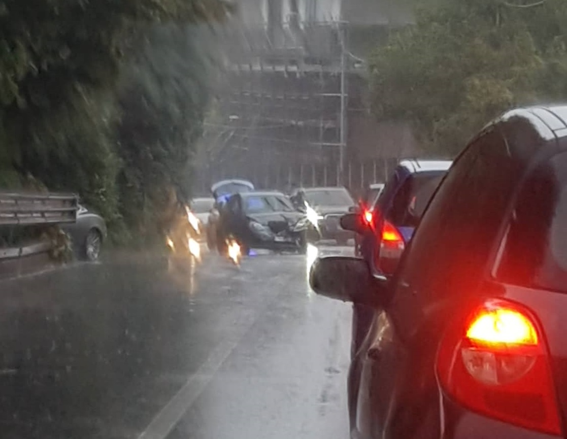 Incidente in via Nino Bixio: caos a Monte Olimpino